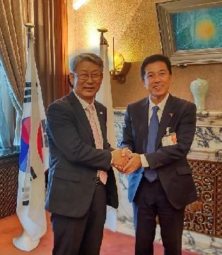 金星秀（キム・ソンス）総領事と市長が並んで記念撮影