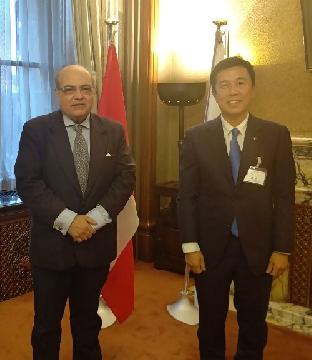 ルイス・エスピノサ・アギラール総領事と市長が並んで記念撮影
