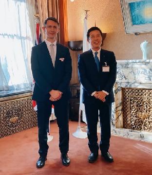 マイケル・ブライス総領事と市長が並んで記念撮影