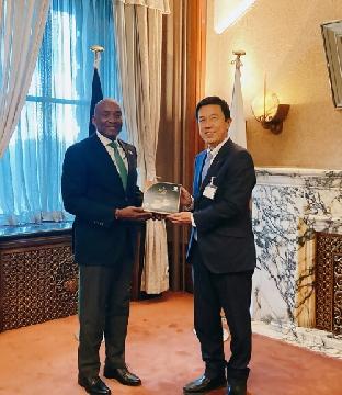 モイ・レモシラ特命全権大使と市長が並んで記念撮影　