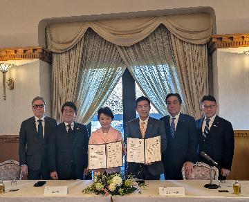 盧秀燕（ろ　しゅうえん）台中市長と市長が並んで記念撮影