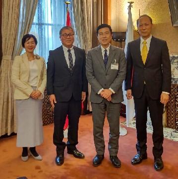 天野彰二会長と市長が並んで記念撮影