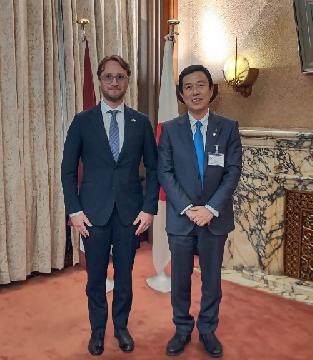 ズィグマールス・ズィルガルヴィス特命全権大使と市長が並んで記念撮影