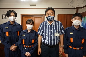 市長写真。左から林諒憲さん、山田彩佳さん、河村市長、北村龍哉さん(市役所本庁舎市長室にて)