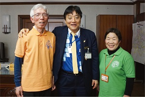 左から青山喜芳さん、河村市長、沢野鳴美さん(市役所本庁舎市長室にて)※インタビューは3月に実施" 市長写真