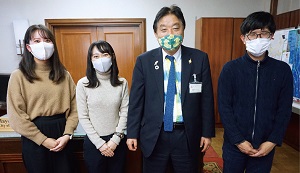 左から長谷川和実さん、高砂有里さん、河村市長、後藤孝志さん(市役所本庁舎市長室にて)" 市長写真