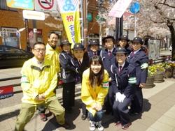 職員と交通指導員の写真です。