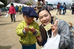 男の子とお母さんが一緒に写っている写真です。