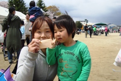 お母さんと男の子が一緒に写っている写真です。