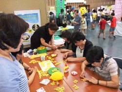 絆リボンを作成している写真です。