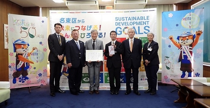 寄贈式後の記念撮影の様子