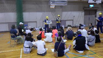 避難所での健康管理講話の様子