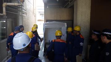 仮設トイレ組立訓練の様子