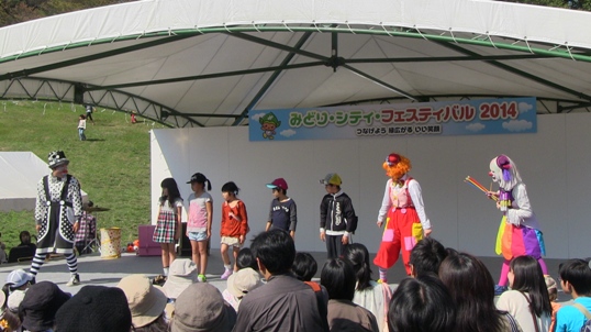 クラウンミニサーカスのパフォーマンスショーの様子