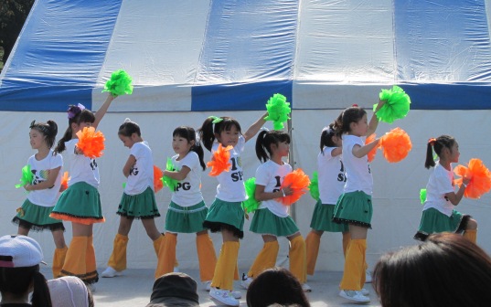 ワクワクステージ・みどりでダンスを踊っている様子
