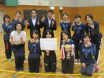 優勝した「アイル」の皆さんの写真