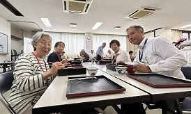 参加者と区長（右）