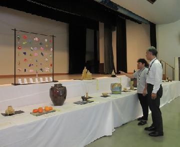 作品を鑑賞する区長（右）