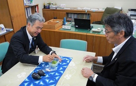 区長（左）とJAみどり小島組合長（右）