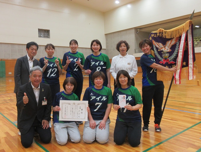 区長（左手前）と優勝チームのみなさん