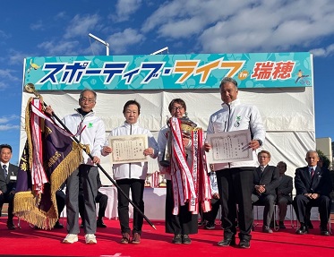 区長（右）と選手