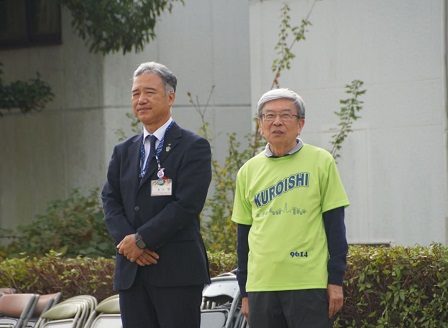 区長（左）と長屋会長（右）