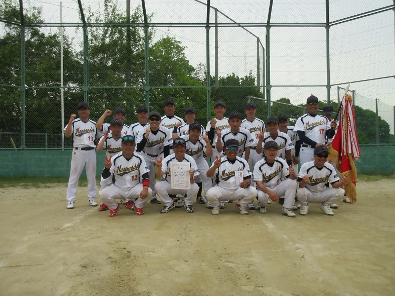 OBソフトボール大会の優勝チームの集合写真