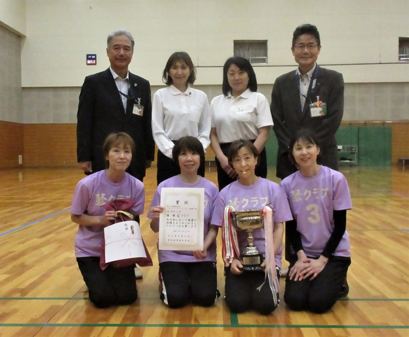 優勝した「藍クラブ」の皆さんの写真