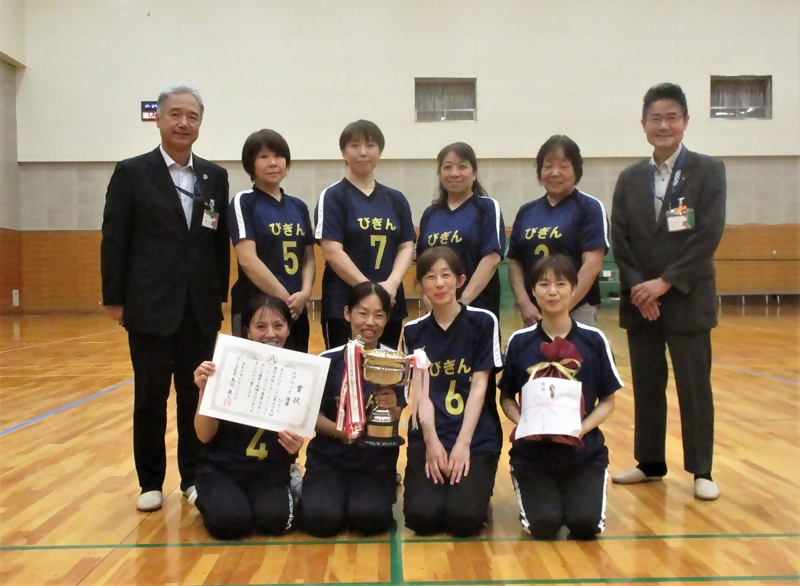 優勝した「びぎん」の皆さんの写真