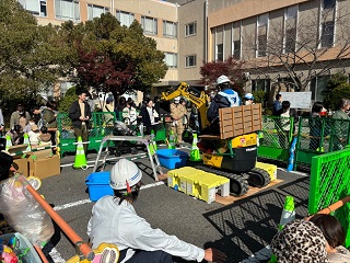 バックホウ（ショベルカー）操作体験の様子