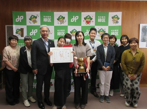 緑区女性レクリエーションバレーボール連絡協議会のみなさんと区長