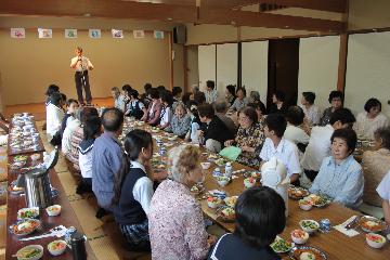 福田学区における給食会の様子