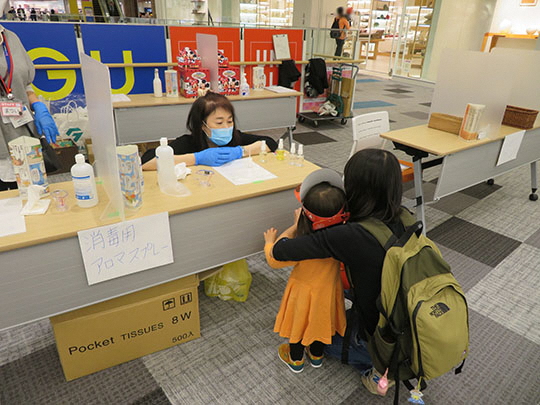 消毒用アロマスプレー作製の様子