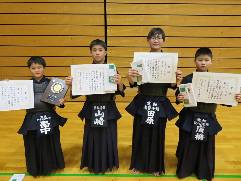 小学生5年・6年生の部の入賞者の皆さまの写真です。