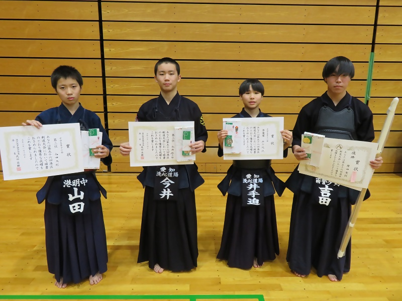 中学生男子の部の入賞者の皆さまの写真です。