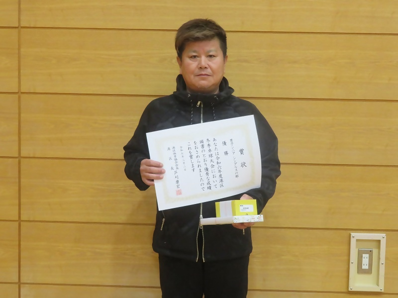 男子シニアシングルスの部、入賞者のみなさんの写真です。
