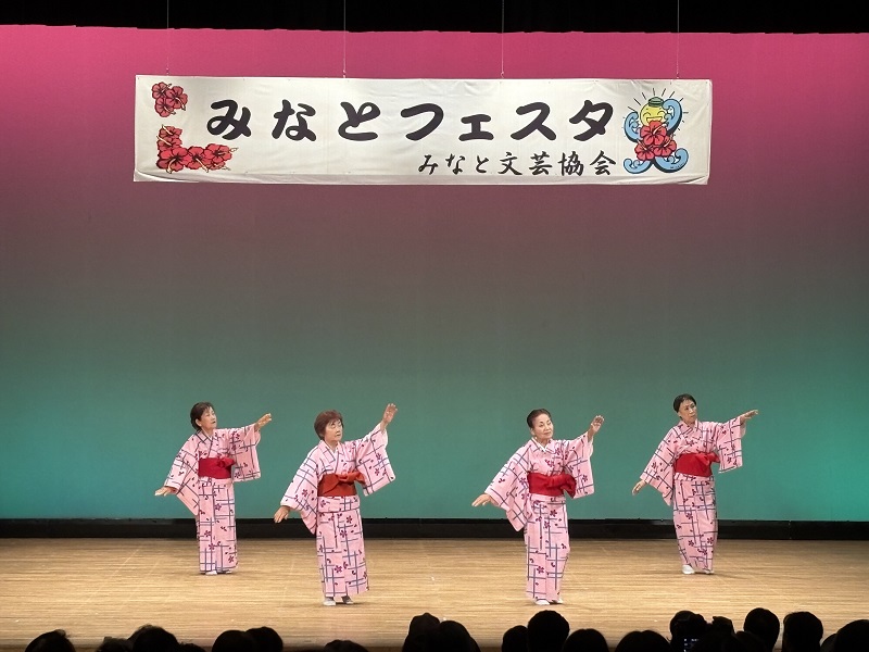 日本民踊研究会豊味会による演舞です