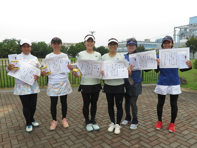 女子の部、入賞者の皆さんの写真です。