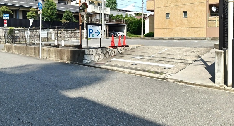 地上駐車場入口の画像です