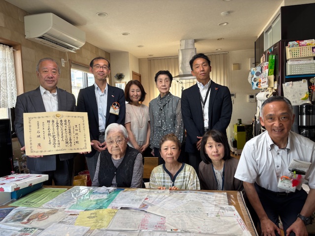 黒田さんご家族と訪問団での記念撮影