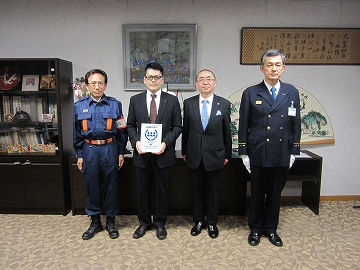 老松学区防災安心まちづくり委員会とキング観光サウザンド栄若宮大通店との締結式の様子