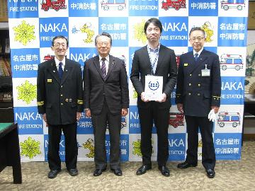 御園学区防災安心まちづくり委員会とスターキャット・ケーブルネットワーク株式会社(伏見ミリオン座)との大規模災害時の支援協力覚書締結写真