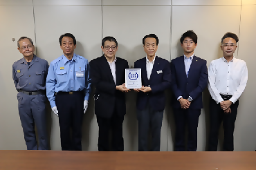 名城学区防災安心まちづくり委員会と伊勢久株式会社　本社との大規模災害時の支援協力覚書締結の写真