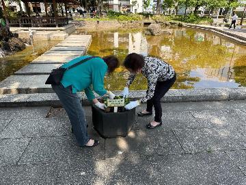 下園公園花とまちづくりの会の有志の皆さんが、花壇に色とりどりの花を植えている様子