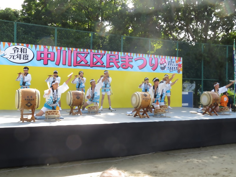 令和元年度中川区区民まつりステージの様子の写真です。