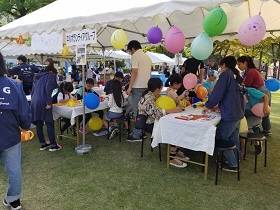 子どもたちが、工作をしている様子