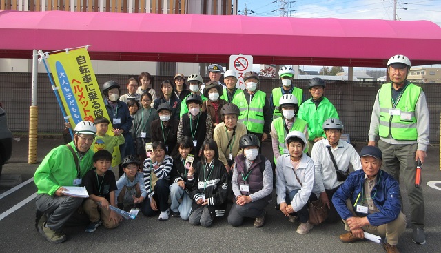 「五反田学区ヘルメット広め隊」キャンペーン活動の様子（令和6年11月17日）の画像