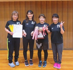 女子の部優勝、五反田G・Eの皆様の写真