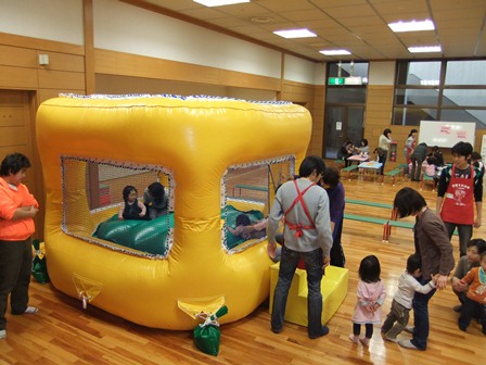 エンジョイパークなかむらで、ふわふわのエアーランドの中で遊んでいる写真です。