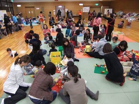 エンジョイパークなかむらで、レゴブロックで遊んでいる写真です。